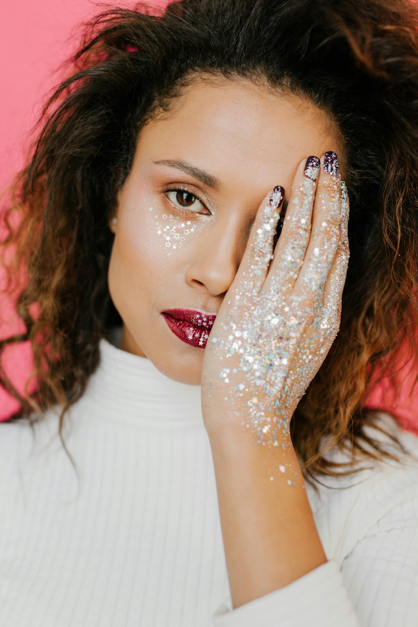 Are We Putting Too Much Glitter on Our Eyes? A Debate on Makeup Trends with Celebrity Stylist Bianca Flores